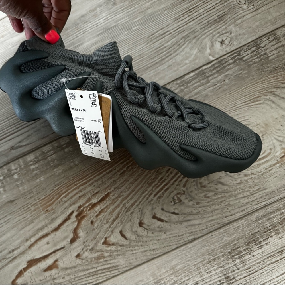Brand New Yeezy’s 450 Size 10